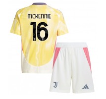 Juventus Weston McKennie #16 Koszulka Wyjazdowa dzieci 2024-25 Krótki Rękaw (+ krótkie spodenki)
